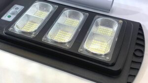 Foco Solar 90w-240 Leds C/Soporte Metal + 4 Films Colores / Sensor Movimiento / Fotocelula