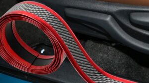 Moldura Simil Fibra Carbono Autoadhesiva C/Borde Cromado Rojo/Silver 4cm x Metro Protector Pisaderas / Laterales Automóvil