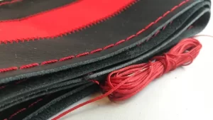 Cubre Volante P/Atar - Coser Cuero Textura Liso 38cm / Negro & Rojo