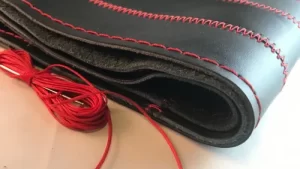 Cubre Volante P/Atar - Coser Cuero Textura Liso 38cm / Negro + Costura Rojo