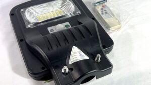 Foco Solar 50w-56 Leds C/Soporte Metal + Control Remoto + 4 Films Colores / Sensor Movimiento / Fotocelula