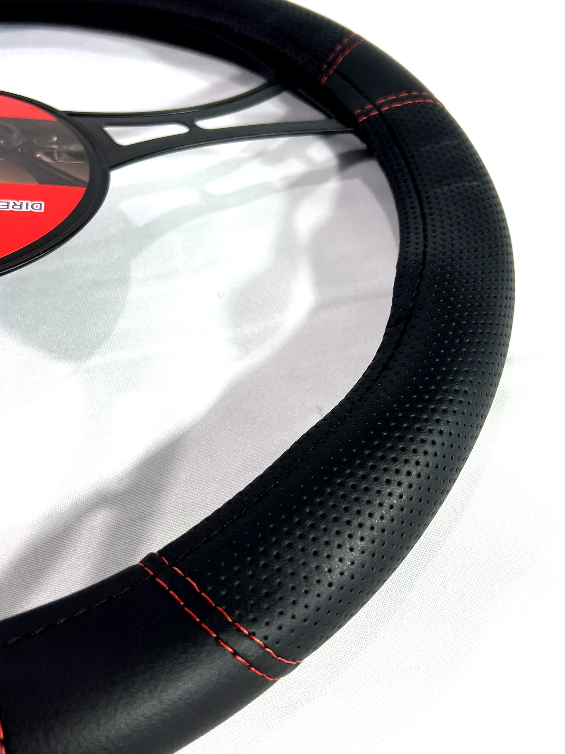Cubre Volante Universal Simil Cuerina - Costura Hilo Rojo - Diámetro 38cm