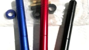Mini Antena Techo Automóvil 12cm Universal Aluminio / Roja o Azul+ Adaptadores P/Bases Originales