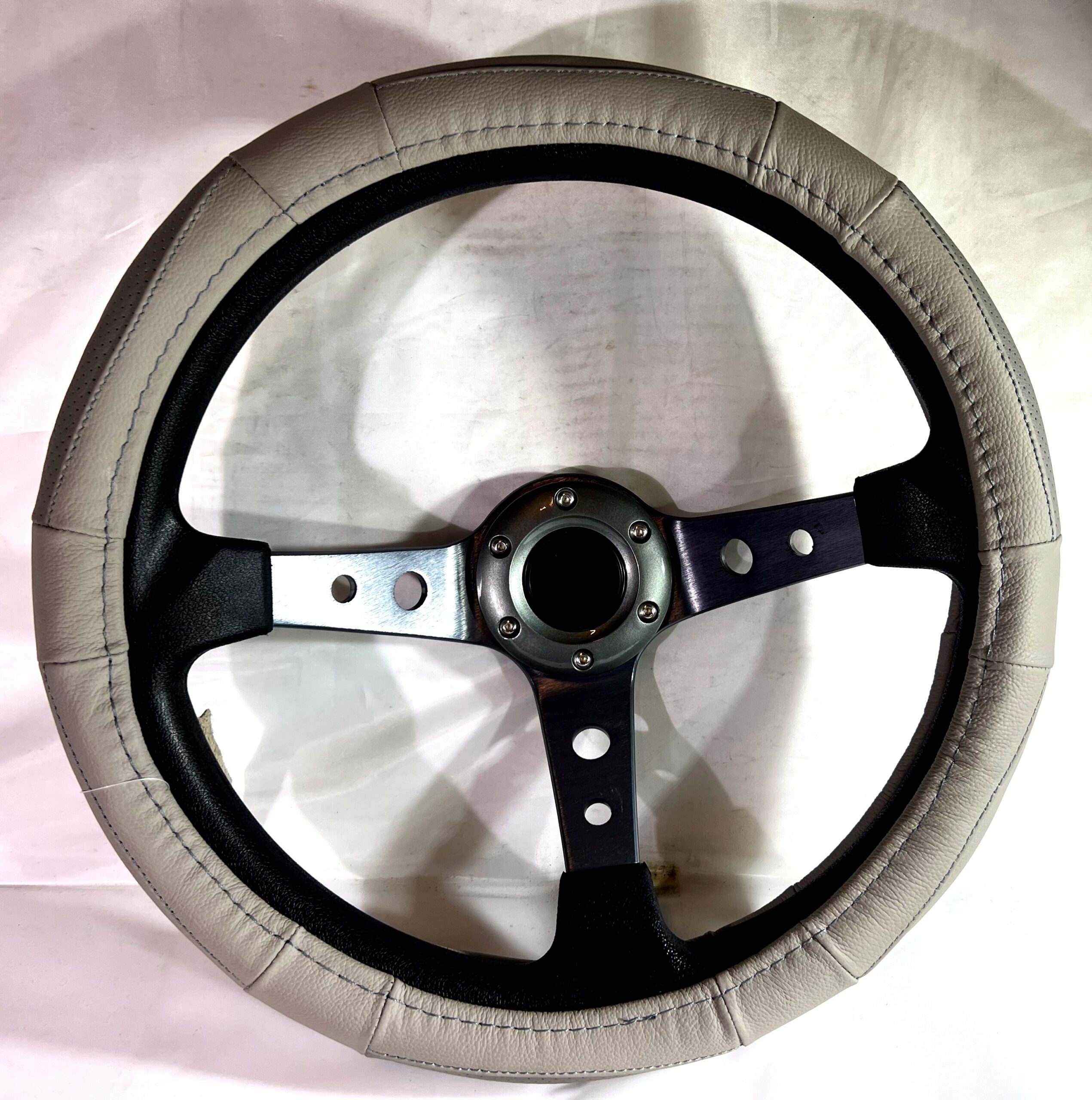 Cubre Volante Micro Perforado + Liso / Eco-Cuero Gris Diámetro 38cm - C/Costuras Gris Calidad - Imagen 6