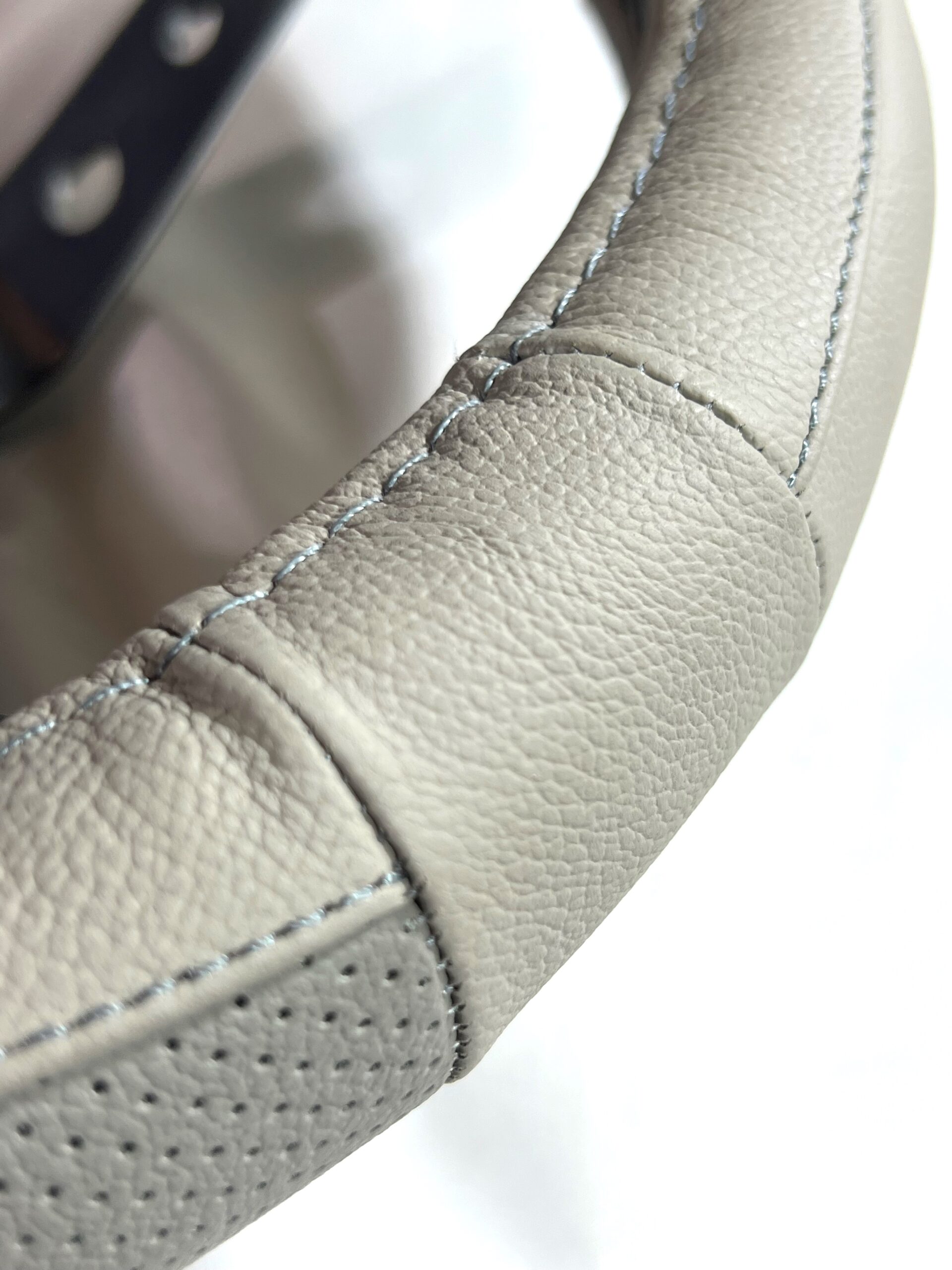 Cubre Volante Micro Perforado + Liso / Eco-Cuero Gris Diámetro 38cm - C/Costuras Gris Calidad - Imagen 4