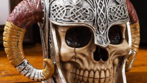 Taza Jarra Decorativa Calavera Vikingo + Asas Cuernos / Medieval / Material : Imágenes Medievales Resina & Recipiente Acero Inoxidable / Cerveza - Refrescos - Café - Etc. / 19x13x13.5cm / Capacidad 600ml - Mod.SKA07BIG
