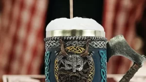 Taza Jarra Decorativa Guerrero Nórdico + Asa Hacha / Vikingo - Medieval / Material : Imagenes Medievales Resina & Recipiente Acero Inoxidable / Cerveza - Refrescos - Cafe - Etc. / 16.5x9.5x12cm / Capacidad 450ml  - Mod.WJA15