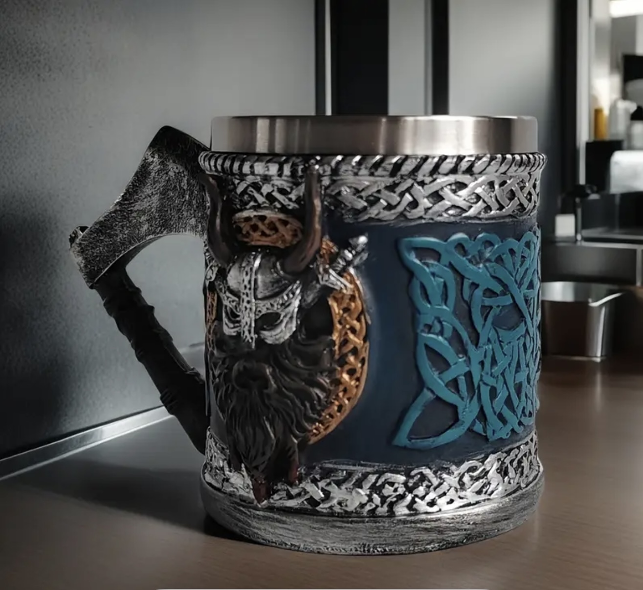 Taza Jarra Decorativa Guerrero Nórdico + Asa Hacha / Vikingo - Medieval / Material : Imagenes Medievales Resina & Recipiente Acero Inoxidable / Cerveza - Refrescos - Cafe - Etc. / 16.5x9.5x12cm / Capacidad 450ml - Mod.WJA15 - Imagen 7