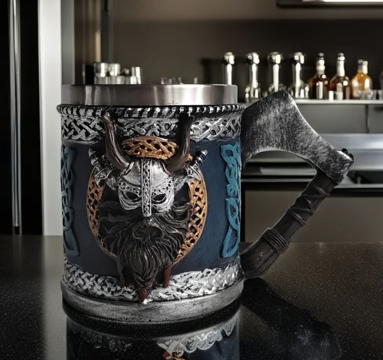 Taza Jarra Decorativa Guerrero Nórdico + Asa Hacha / Vikingo - Medieval / Material : Imagenes Medievales Resina & Recipiente Acero Inoxidable / Cerveza - Refrescos - Cafe - Etc. / 16.5x9.5x12cm / Capacidad 450ml - Mod.WJA15 - Imagen 6
