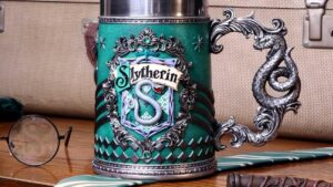 Taza Jarra Decorativa H.Potter Slytherin. / Vikinga - Medieval / Material : Imagenes Medievales Resina & Recipiente Acero Inoxidable / Cerveza - Refrescos - Cafe - Etc. / 17x10x14cm / Capacidad 600ml  - Mod.HPB02